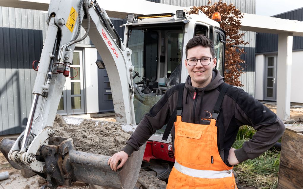 Arjo van den Brink (23) uit Harskamp heeft een eigen bedrijf in grond- en sloopwerk. beeld RD, Anton Dommerholt