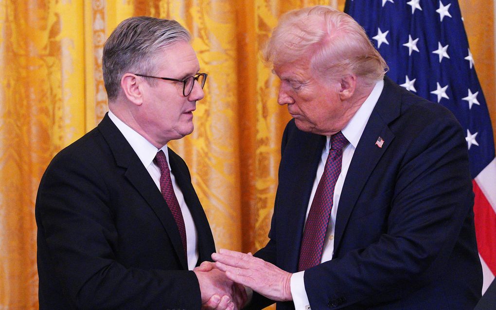 De Amerikaanse president Donald Trump en de Britse premier Keir Starmer schudden elkaar de hand tijdens een ontmoeting in het Witte Huis. beeld AFP, Carl Court