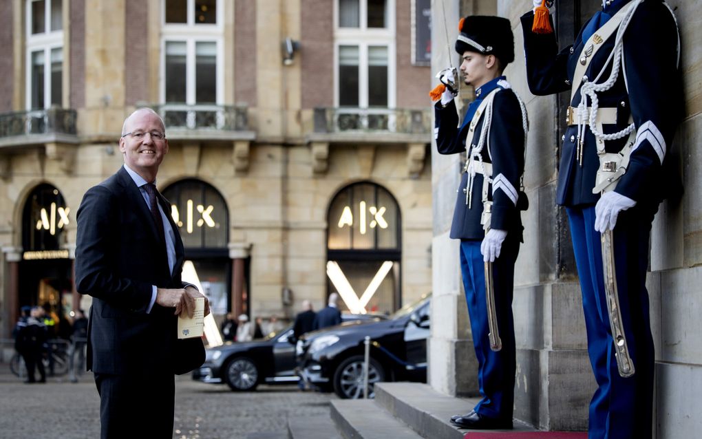 Klaas Knot van De Nederlandsche Bank (DNB) praat voluit mee over rentestappen, maar hij en zijn collega’s laten zich bij hun beslissingen leiden door de eurozone als geheel. Foto: Knot (links) bij het Koninklijk Paleis in Amsterdam. beeld ANP, Koen van Weel 