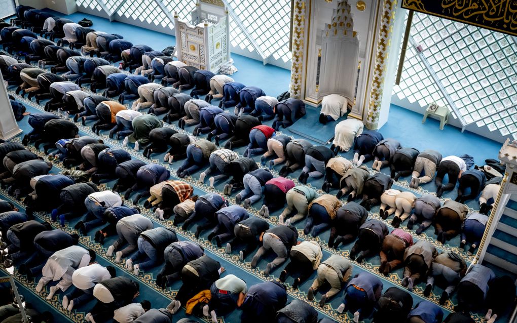 Tijdens de ramadan wordt van moslims verwacht dat ze vaker de gebedsbijeenkomsten in de moskee bezoeken. Op de foto: het ochtendgebed in de Ulu Camii moskee in Utrecht. De moslims liggen geknield met hun gezicht naar Mekka. beeld ANP, Robin Utrecht