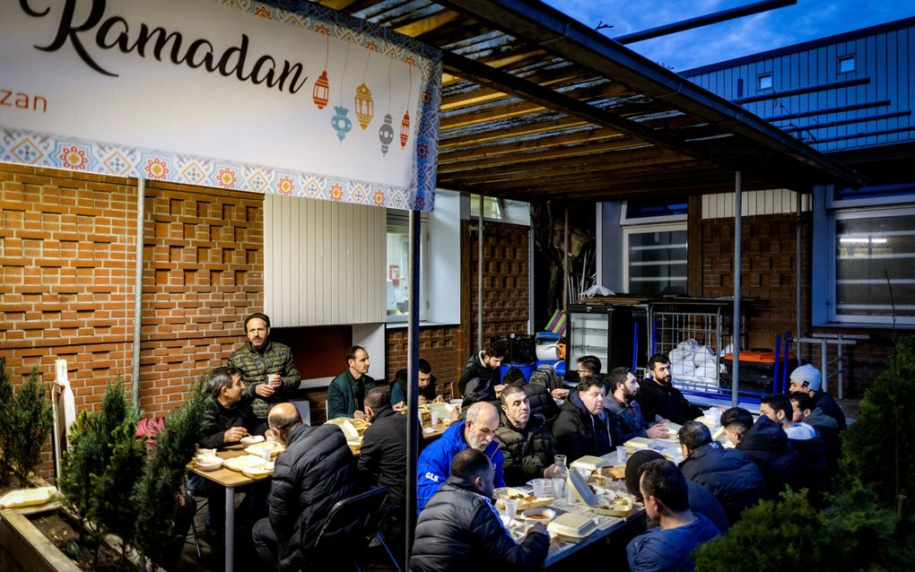 Tijdens de ramadan verbreken moslims elke avond samen het vasten met een iftarmaaltijd. Foto: iftarmaaltijd in Amsterdamse Mevlana Moskee. beeld ANP, Ramon van Flymen