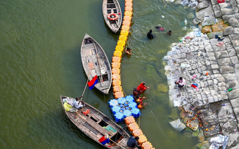 Hindoes in India nemen een bad in de voor hen heilige rivier de Ganges. beeld APF, Punit Paranpje