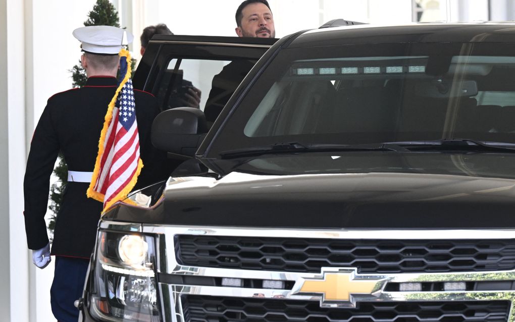 De Oekraïense president Volodymyr Zelensky verlaat vrijdag het Witte Huis na een ruzie met de Amerikaanse president Donald Trump. beeld AFP, Saul Loeb