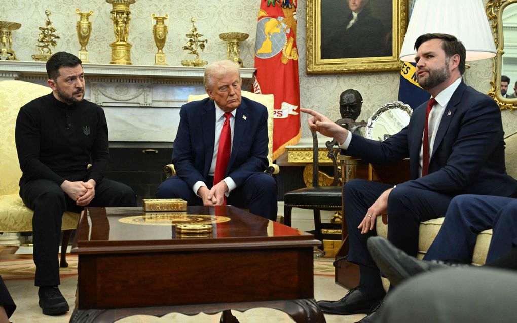 De Oekraïense president Volodymyr Zelensky, de Amerikaanse president Donald Trump en de Amerikaanse vicepresident J. D. Vance (v.l.n.r) vrijdag in het Oval Office in het Witte Huis. Het gesprek tussen de drie ontaardde in een felle ruzie. beeld AFP, Saul Loeb 