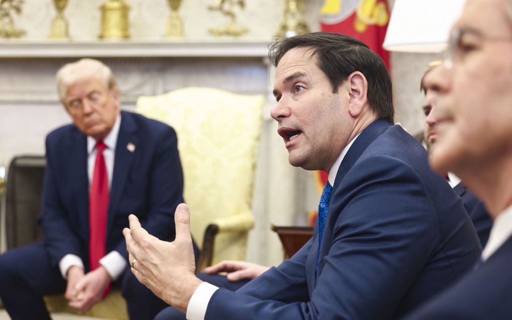 De Amerikaanse minister van Buitenlandse Zaken, Marco Rubio, tijdens de ontmoeting met Volodymyr Zelensky in het Witte Huis. beeld EPA, Jim Lo Scalzo