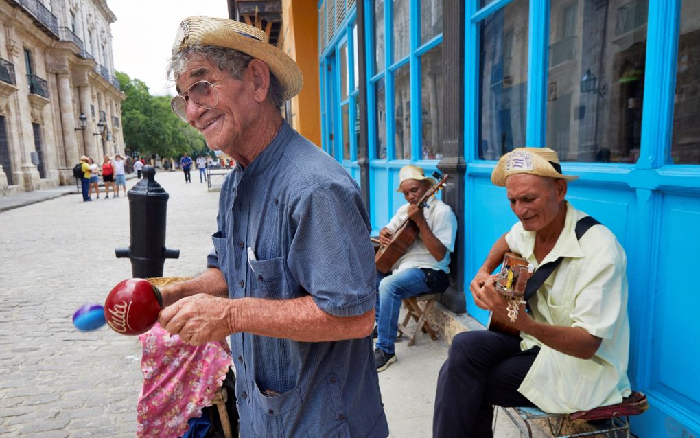 Ouderen zijn vaak als straatmuzikanten actief in Cuba. Zoals hier in de straten van de hoofdstad Havana. beeld Jaco Klamer