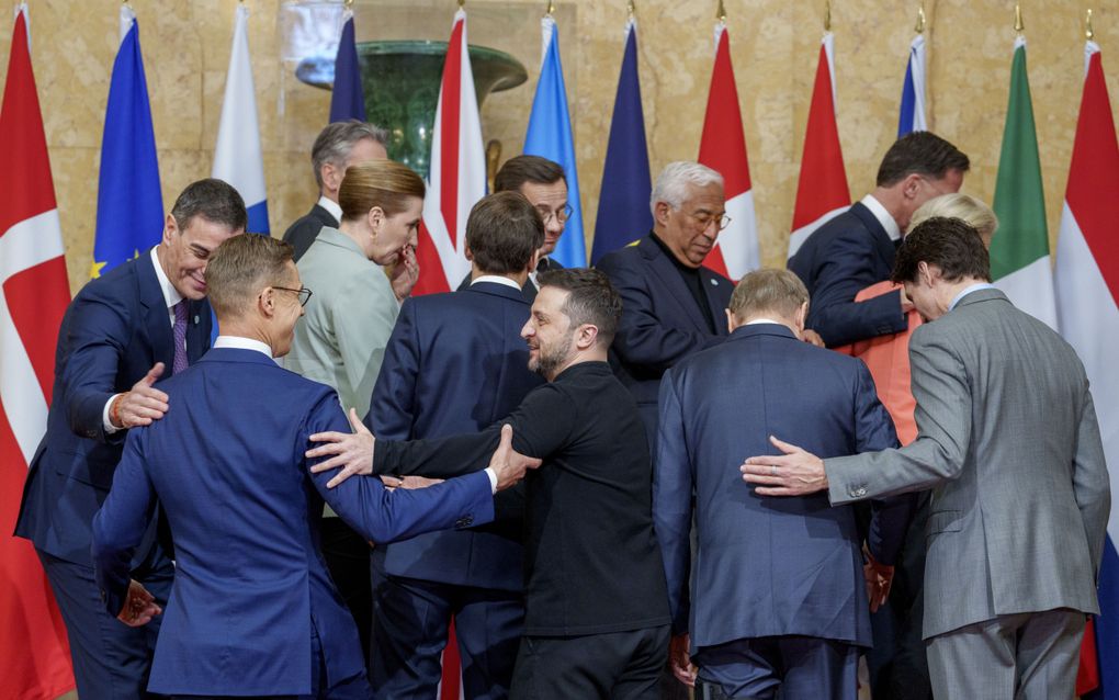 De Oekraïense president Volodymyr Zelensky kreeg zondag op de Oekraïnetop in Londen een warm onthaal van westerse leiders. beeld EPA, Javad Parsa