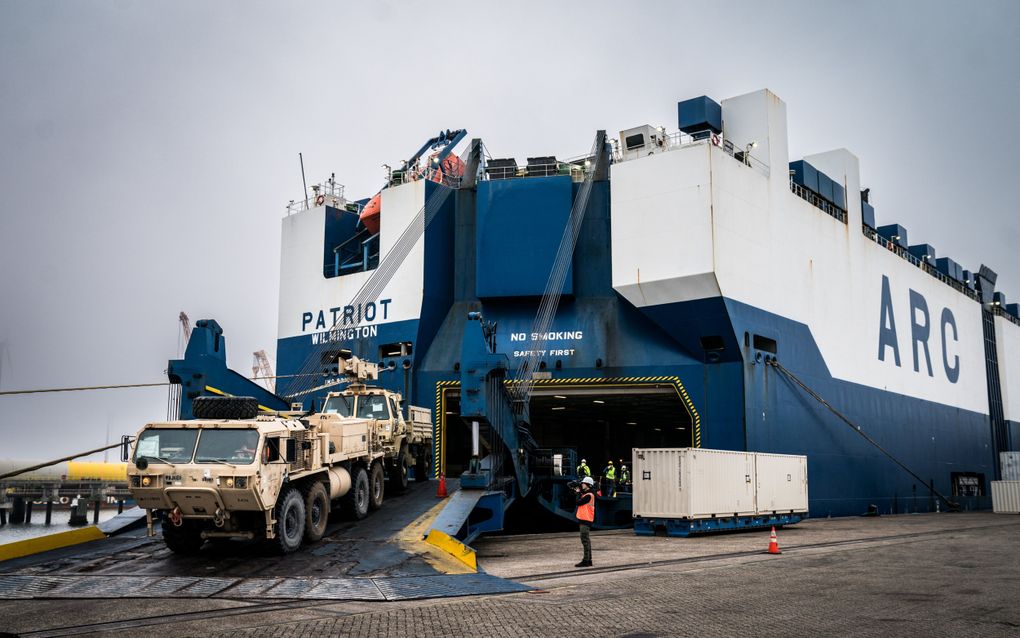 Nederland heeft op tal van gebieden met Amerika van doen, zoals hier in november 2024 bij de verplaatsing van Amerikaanse legervoertuigen via Eemshaven naar Polen. beeld ANP, Siese Veenstra 