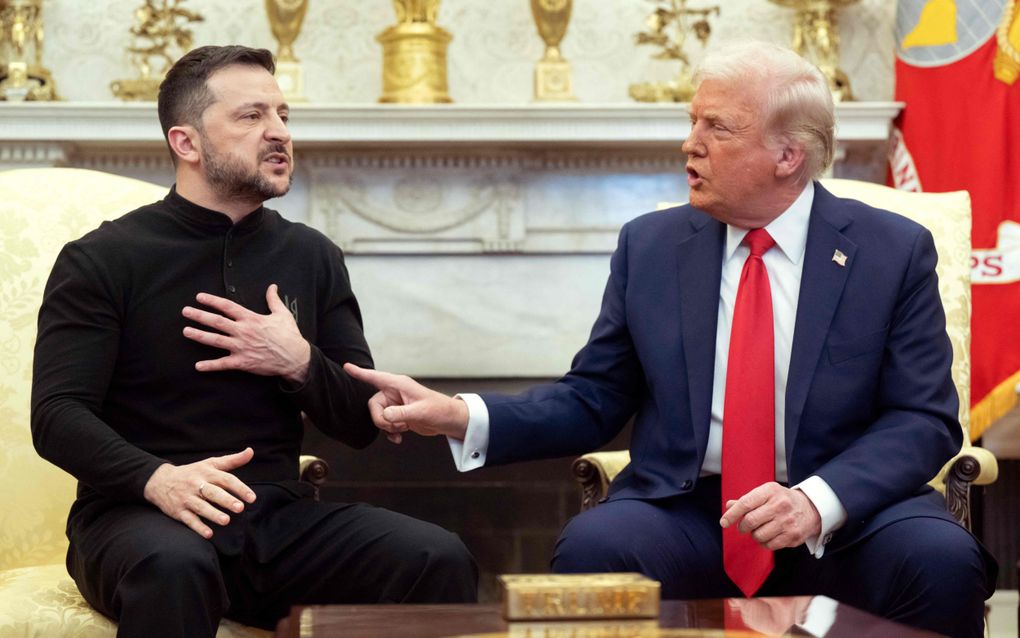 De Amerikaanse president Donald Trump (r.) en zijn Oekraïense ambtgenoot Volodymyr Zelensky tijdens hun veelbesproken ontmoeting vrijdag in het Witte Huis. beeld AFP, Saul Ooeb