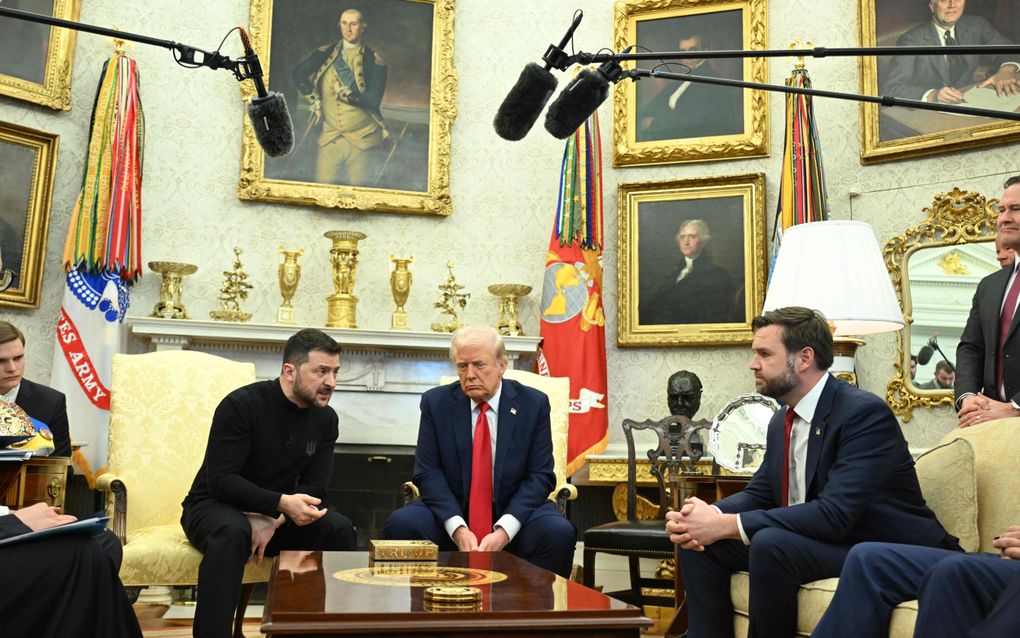 Een gesprek tussen de Oekraïense president Zelensky, de Amerikaanse president Trump en de Amerikaanse vicepresident Vance (v.l.n.r.) liep vrijdag in het Oval Office in het Witte Huis uit de hand. beeld AFP, Saul Loeb 