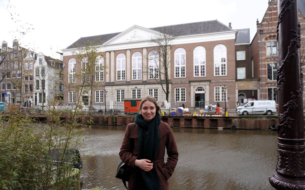 Inge Weustink voor de voormalige hersteld lutherse kerk in Amsterdam. beeld Jan van Reenen