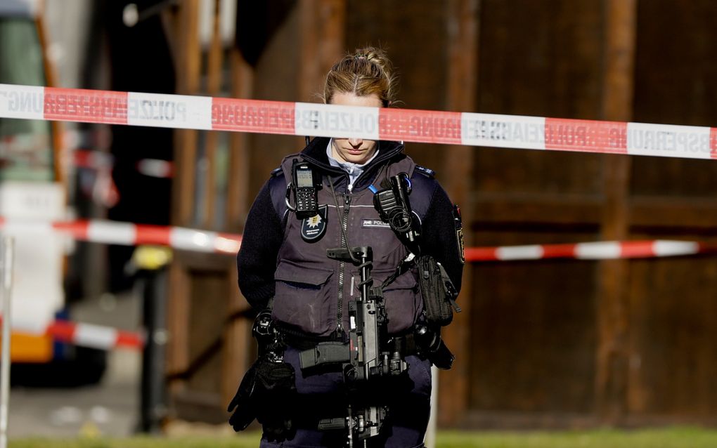 Een politieagent staat op wacht bij de plaats delict in Mannheim. beeld EPA, Ronald Wittek