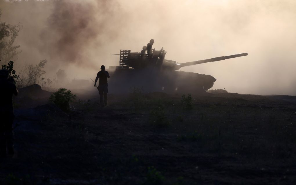 Een Oekraïense tank neemt deel aan een training in de regio Donetsk. beeld AFP, Anatolii Stepanov