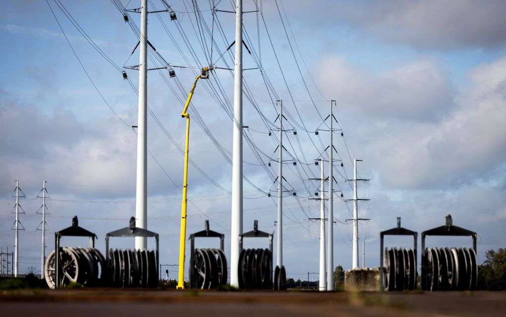 Werkzaamheden aan het stroomnet bij het Zeeuwse Kruiningen. beeld ANP, Jeffrey Groeneweg