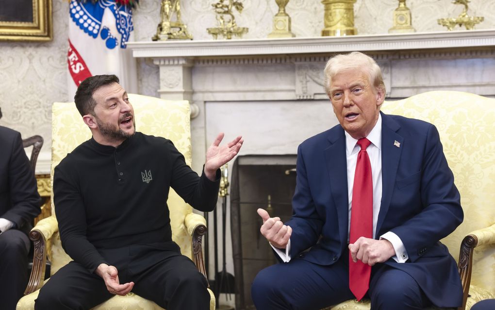 De Oekraïense president Zelensky (l.) en zijn Amerikaanse collega Trump vrijdag in het Witte Huis tijdens het gesprek dat uit de hand liep. beeld EPA, Jim Lo Scalzo