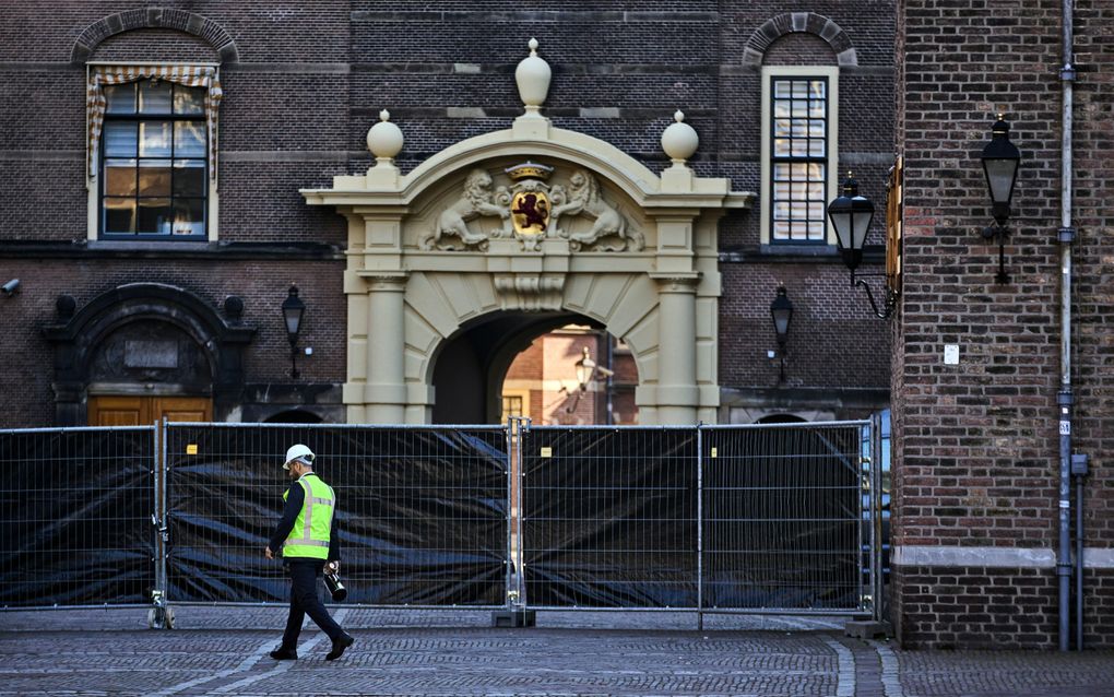 In verband met de renovatie sluiten hekken het Binnenhof af voor publiek. beeld ANP, Phil Nijhuis