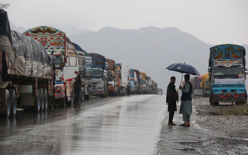 Lange rijen voor de gesloten grensovergang tussen Afghanistan en Pakistan. beeld EPA, Shafiullah Kakar