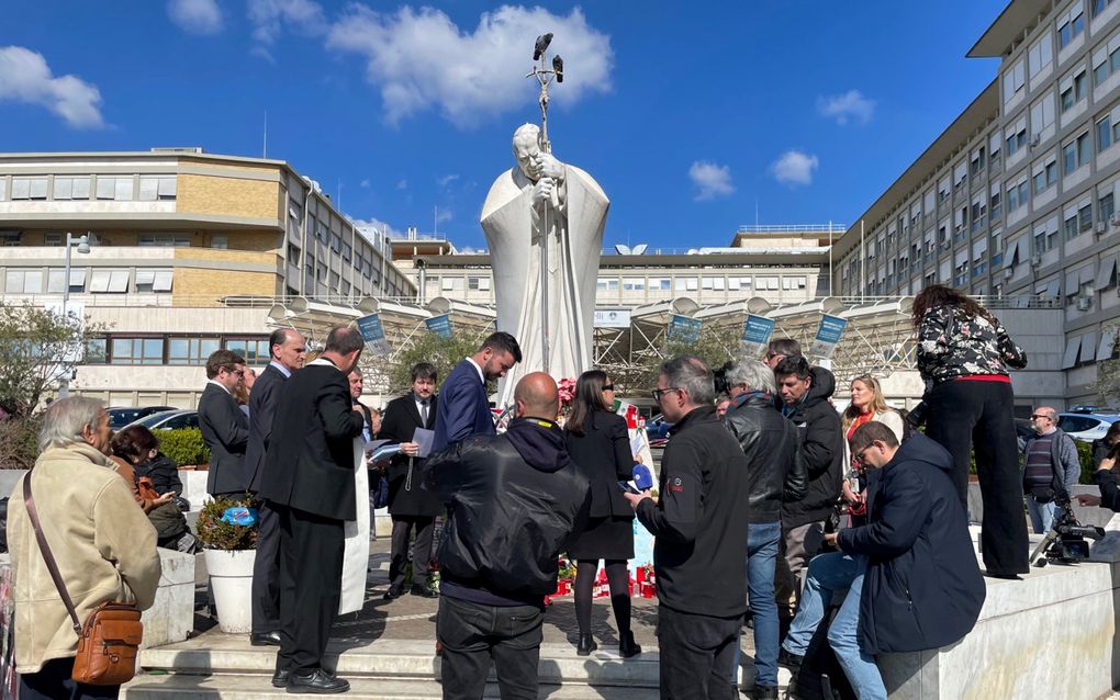 Een groep mensen bidt bij het Gemelliziekenhuis in Rome voor paus Fransicus, die op de tiende verdieping wordt verpleegd. beeld Aart Heering