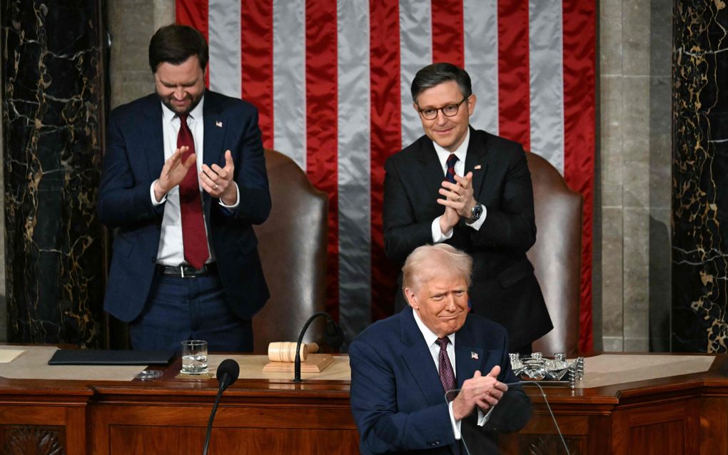 Vicepresident J.D. Vance (l.) en voorzitter van het Huis van Afgevaardigden Mike Johnson applaudisseren dinsdagavond als de Amerikaanse president Donald Trump zijn toespraak tot het Congres heeft beëindigd. beeld AFP, Jim Watson