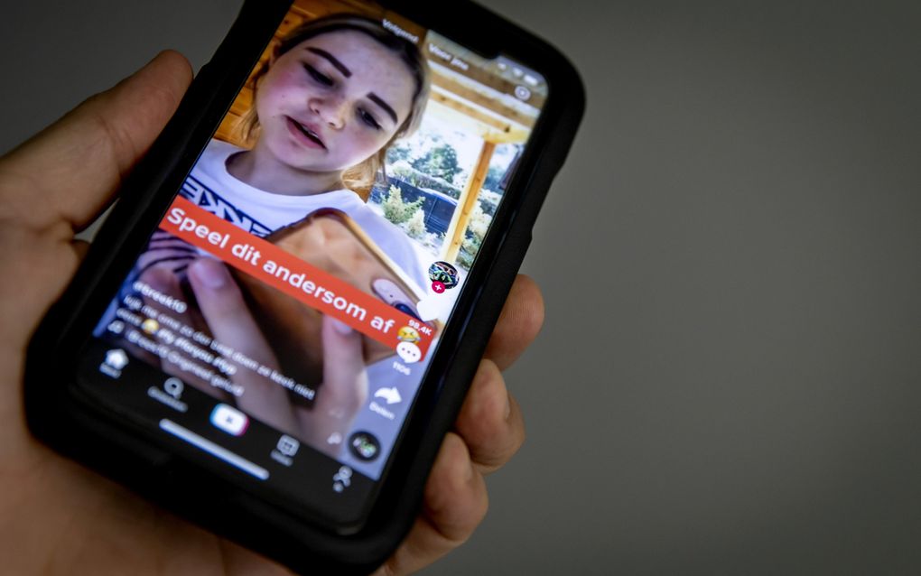 Apps als TikTok zijn erop gemaakt je zo lang mogelijk achter het scherm te houden. „Je overvraagt kinderen als je verwacht dat ze daar verantwoord mee kunnen omgaan.” beeld ANP, Koen van Weel