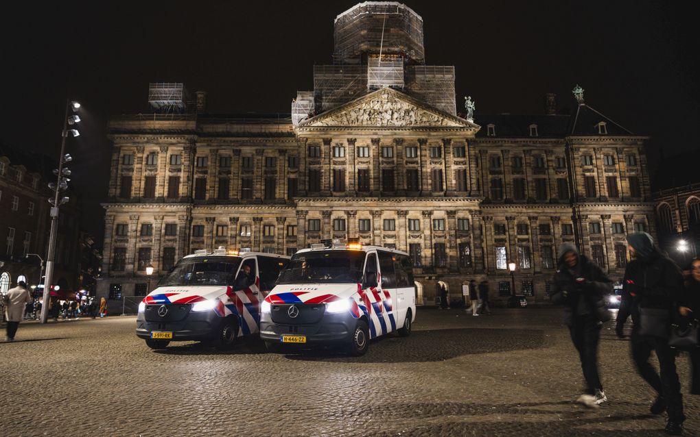 Politie op de Dam in het centrum van Amsterdam, daags na aanvallen op Israëlische voetbalsupporters. beeld ANP, Freek van den Bergh