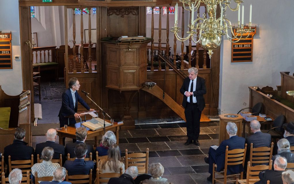 In de hervormde kerk in Jaarsveld presenteerde ds. K.H. Bogerd (r.) woensdag zijn boek ”Onthullende preken”. beeld Erik Kottier