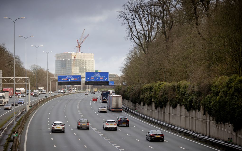 De stikstofuitstoot van het wegvervoer daalt fors door onder meer de komst van schonere motoren.  beeld ANP, Robin van Lonkhuijsen