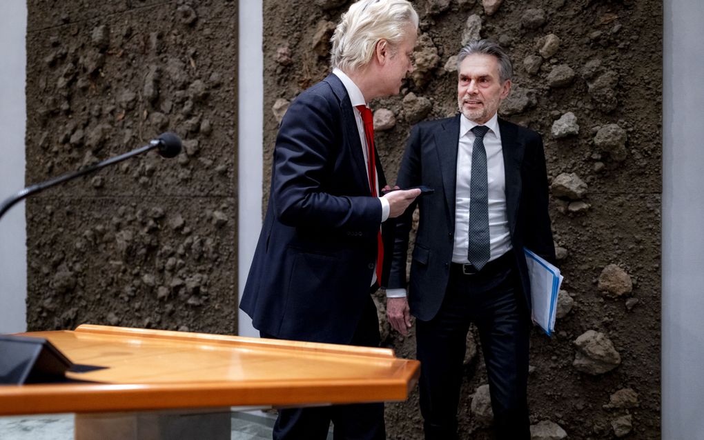 PVV-leider Wilders in gesprek met premier Schoof tijdens een schorsing van het debat over Oekraïne en over de ingelaste buitengewone Europese top. beeld ANP, Ramon van Flymen