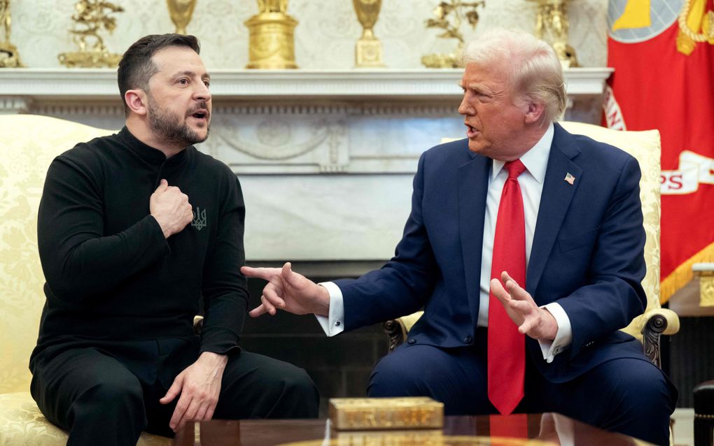 Binnen tien minuten loopt het gesprek tussen Volodymyr Zelensky en Donald Trump volledig uit de hand. beeld AFP, Saul Loeb