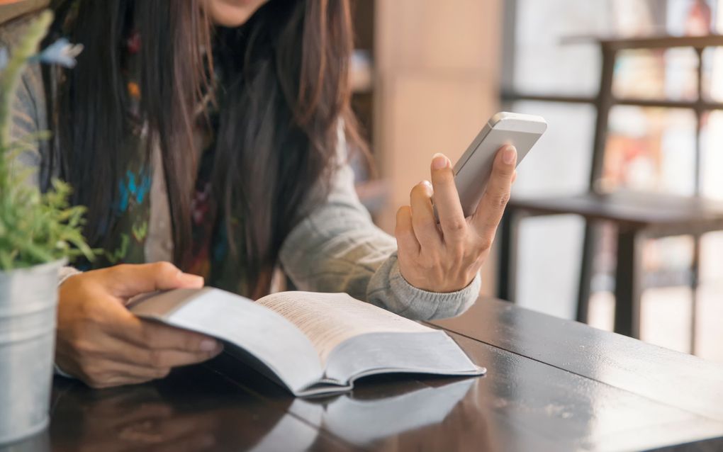 „Verreweg de meeste jongeren en ouderen geven aan dat smartphones en sociale media hen niet dichter bij God hebben gebracht.” beeld iStock