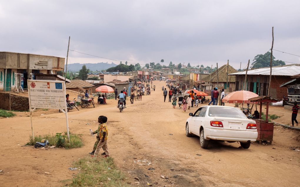 Straatbeeld uit de stad Bulambo-Isale in de Oost-Congolese provincie Noord-Kivu. Door recentelijk opgelaaide gevechten in het land zijn volgens de autoriteiten zeker zevenduizend mensen omgekomen. beeld AFP, Philémon Barbier 