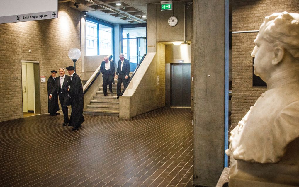 Promotie van Johan Snel (l.) aan de Vrije Universiteit Amsterdam in 2023. Rechts een beeld van Abraham Kuyper. beeld Eran Oppenheimer