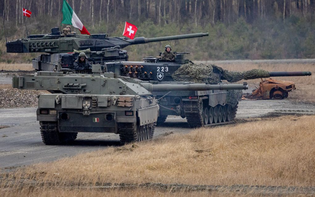 Een Deense, een Zwitserse en een Italiaanse tank in februari tijdens een gezamenlijke oefening in het Duitse Grafenwöhr. beeld EPA, Martin Divisek