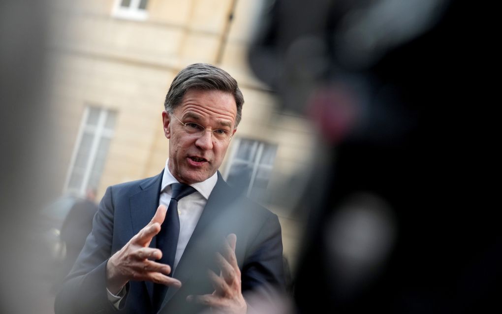 NAVO-baas Rutte eerder deze week in Londen. Toen hij nog premier was, stond hij iedere week een dagdeel voor de klas. Beeld EPA, Christophe Ena