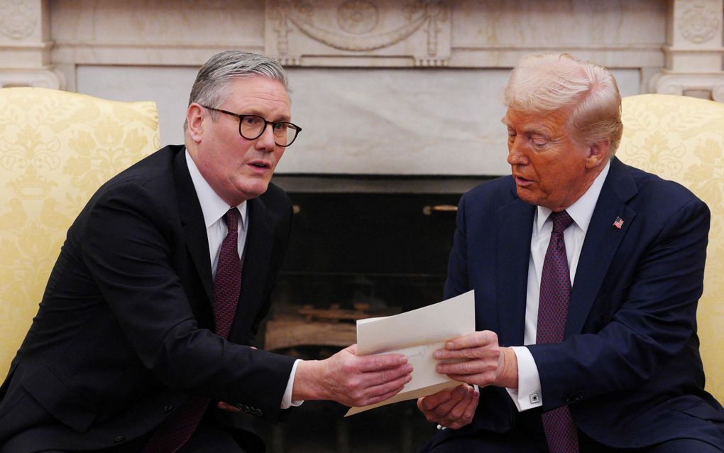 De Britse premier Keir Starmer overhandigde president Trump vorige week een brief van de Britse koning Charles, waarin de Amerikaanse president werd uitgenodigd voor een „nooit eerder vertoond” tweede staatsbezoek. beeld AFP, Carl Court