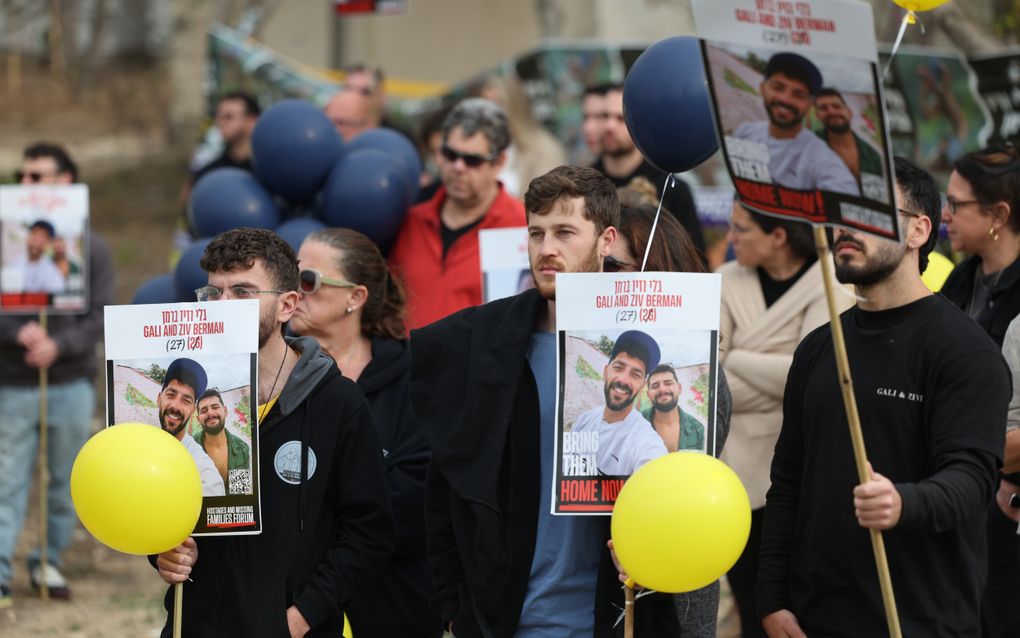 Familie en vrienden van de Israëlische gijzelaars, Gali en Ziv Berman, verzamelen zich voor een bijeenkomst buiten het huis van de broers om hun vrijlating te eisen. beeld EPA, Abir Sultan