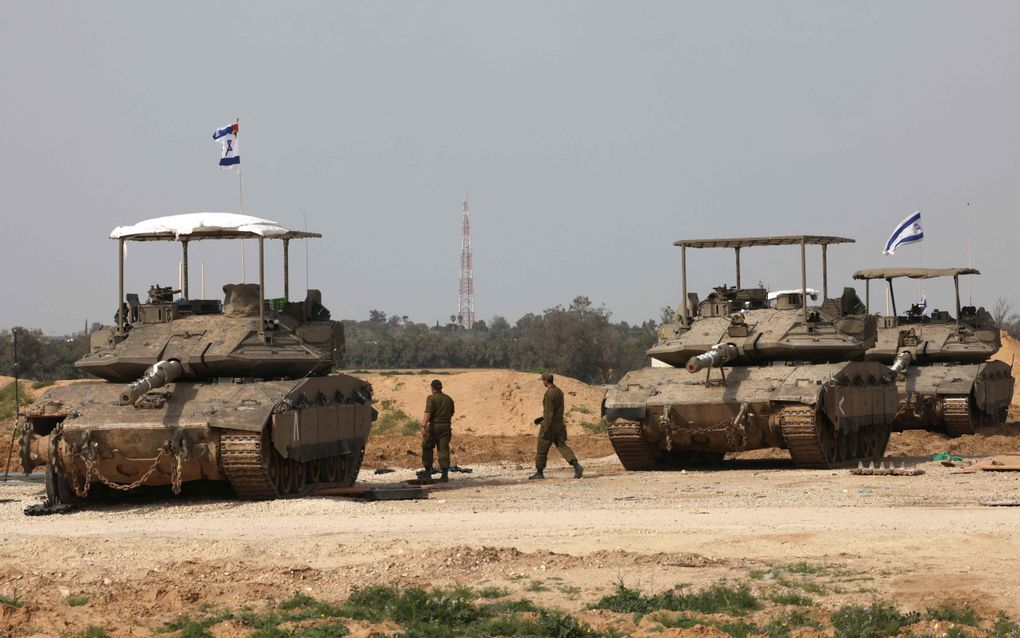 Israëlische tanks nemen posities in aan de grens met de Gazastrook. Israël heeft gedreigd de oorlog tegen Hamas te hervatten als er niet snel een akkoord over verlenging van het bestand komt en de resterende gijzelaars worden vrijgelaten. beeld AFP, Menahem Kahana