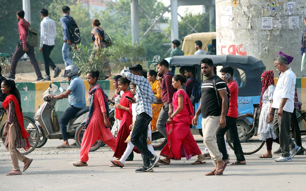 Straatbeeld in de Indiase hoofdstad New Delhi. De bevolking groeit in het noorden, maar krimpt in het zuiden. Daar vrezen politici voor groeiende noordelijke dominantie. beeld EPA, Harish Tyagi