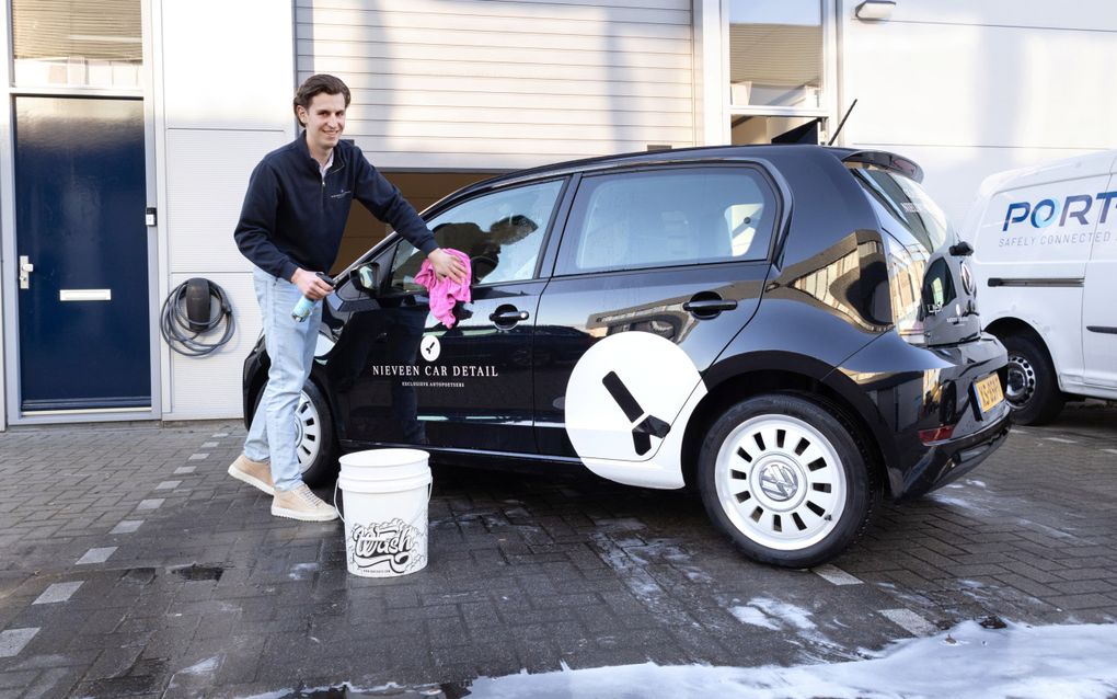 Johan Nieveen, ondernemer die een eigen autopoetsbedrijf heeft, in actie. beeld Dirk Hol