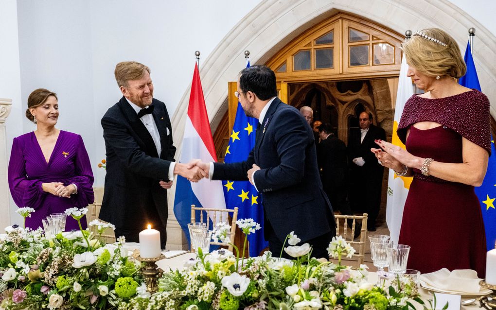 Samenwerking bezegeld. Handdruk van koning Willem-Alexander en president Nikos Christodoulidesbij het staatsbanket op Cyprus. beeld ANP, Mischa Schoemaker