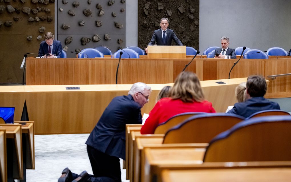 Caspar Veldkamp, minister van Buitenlandse Zaken, Ruben Brekelmans, minister van Defensie, en premier Dick Schoof (v.l.n.r.) tijdens een schorsing van het debat in de Tweede Kamer over de staat van de oorlog in Oekraïne en over de ingelaste buitengewone Europese top. beeld ANP, Ramon van Flymen