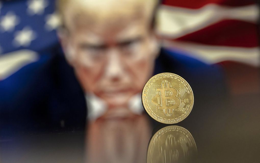 Trump droomt ervan de Amerikaanse staatsschuld af te lossen door het aanleggen van een strategische reserve met bitcoins en andere cryptomunten. beeld EPA, Pablo Gianinazzi 