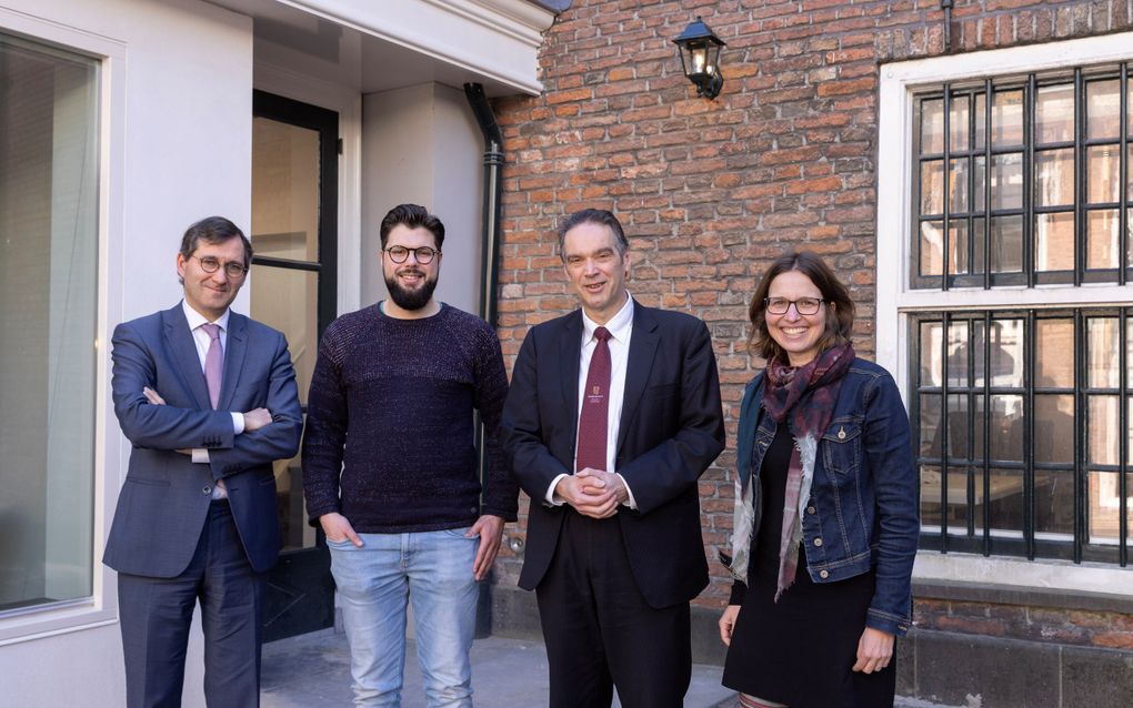 Dr. Aza Goudriaan, student Caspar de Gelder, interim-rector prof. dr. Klaas Spronk en dr. Ronelle Sonnenberg (v.l.n.r.) van de Protestantse Theologische Universiteit in Utrecht. beeld Erik Kottier