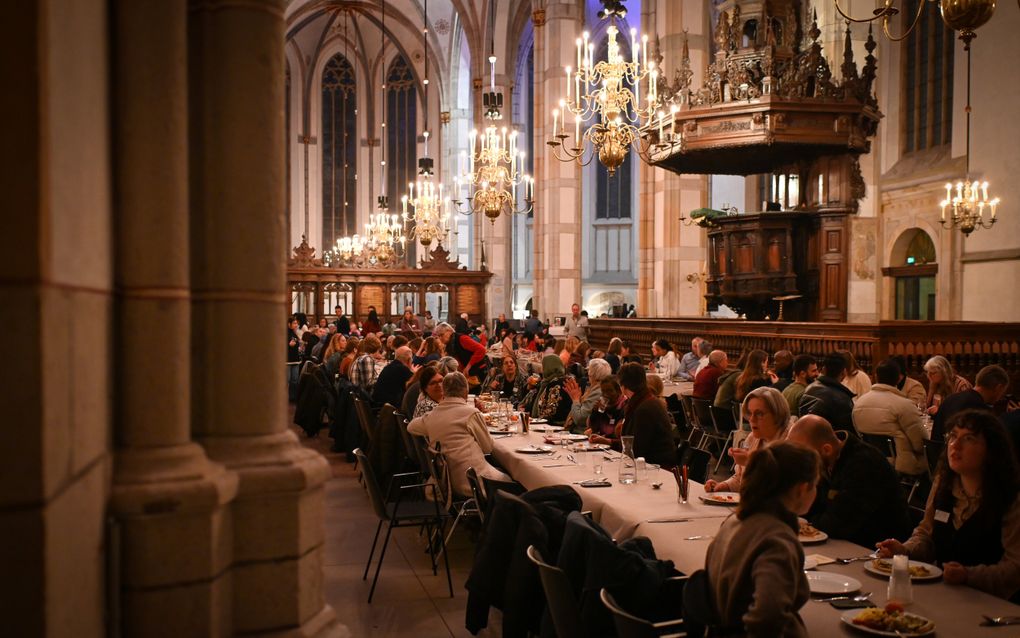 De ”langste tafel” in de Grote Kerk te Zwolle: samen eten met statushouders en vluchtelingen. beeld Hanna Merlijn