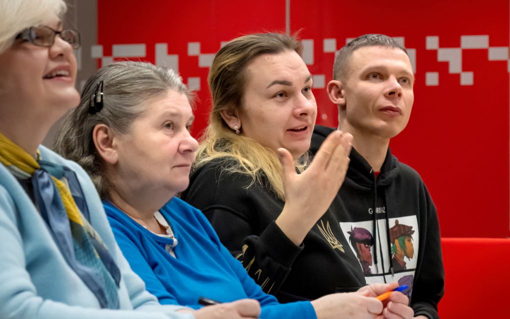 Van links naar rechts: cursisten Halina, Nadya, Larysa en Serhii. beeld Ruben Schipper Fotografie 