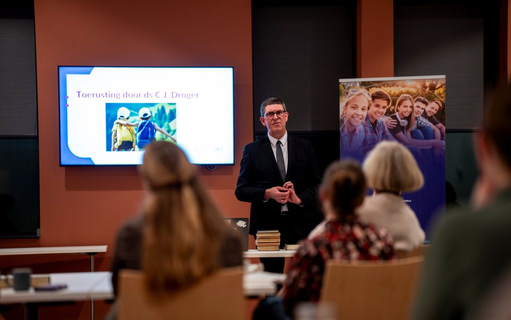 Ds. C.J. Droger sprak maandag in Sliedrecht op een toerustingsavond voor leidinggevenden van zondagsscholen. beeld Cees van der Wal