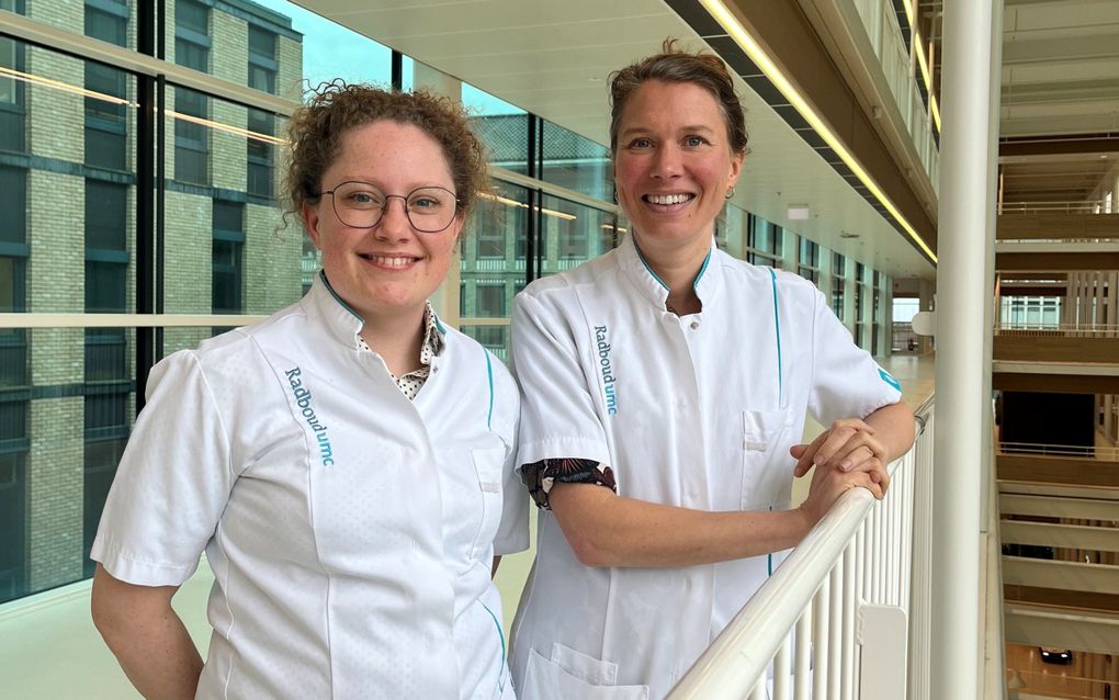 Lotte Hazeleger (l.) en Marjolijn Duijvestein van het Radboudumc ontwikkelden een slimme wc-bril die toiletgedrag van mensen met darmaandoeningen in beeld kan brengen. Hun onderzoek is genomineerd voor de Klokhuis Wetenschapsprijs. beeld Radboudumc