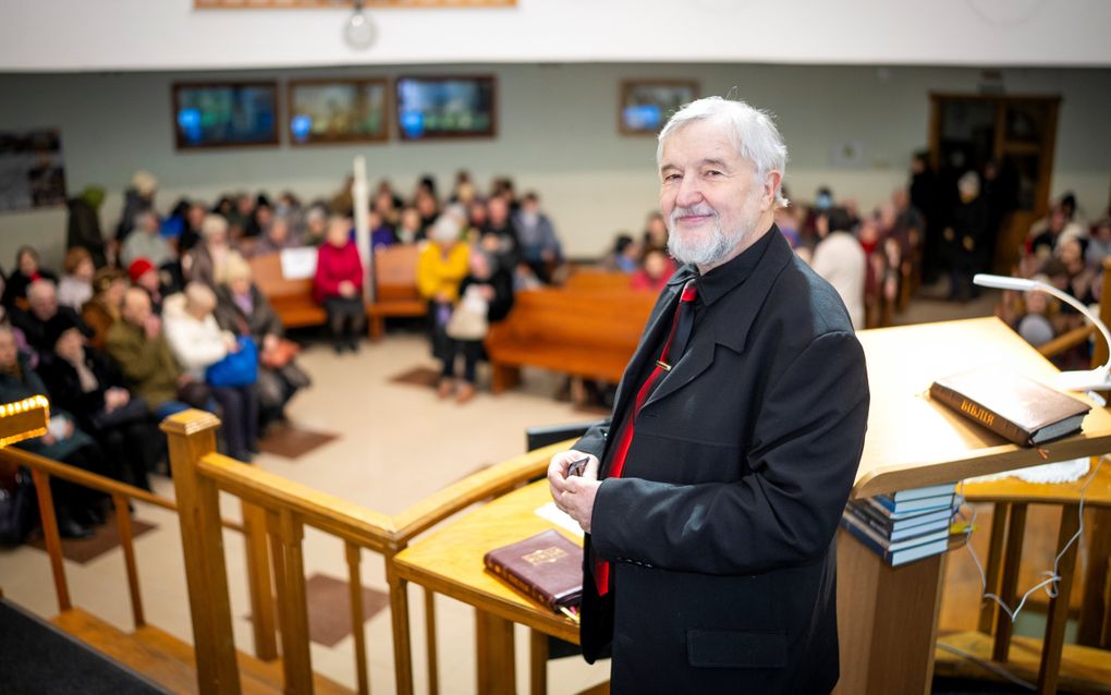 Pastor Sergej achter de preekstoel in zijn kerk. beeld Cees van der Wal