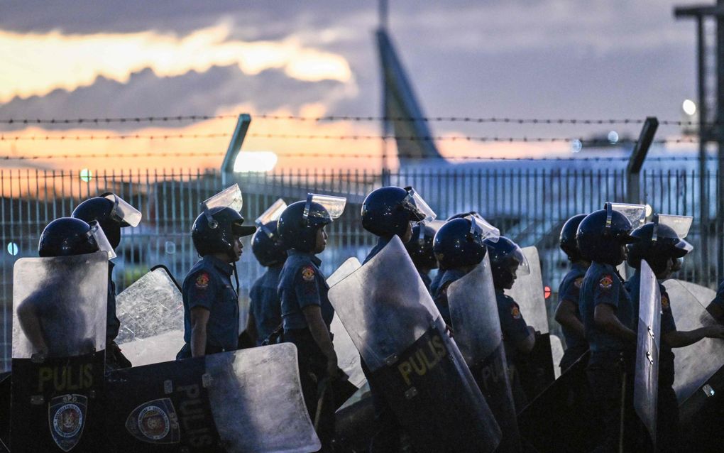 Politie op de luchtmachtbasis Villamor, waar Duterte wordt vastgehouden. beeld AFP, Jam STA ROSA