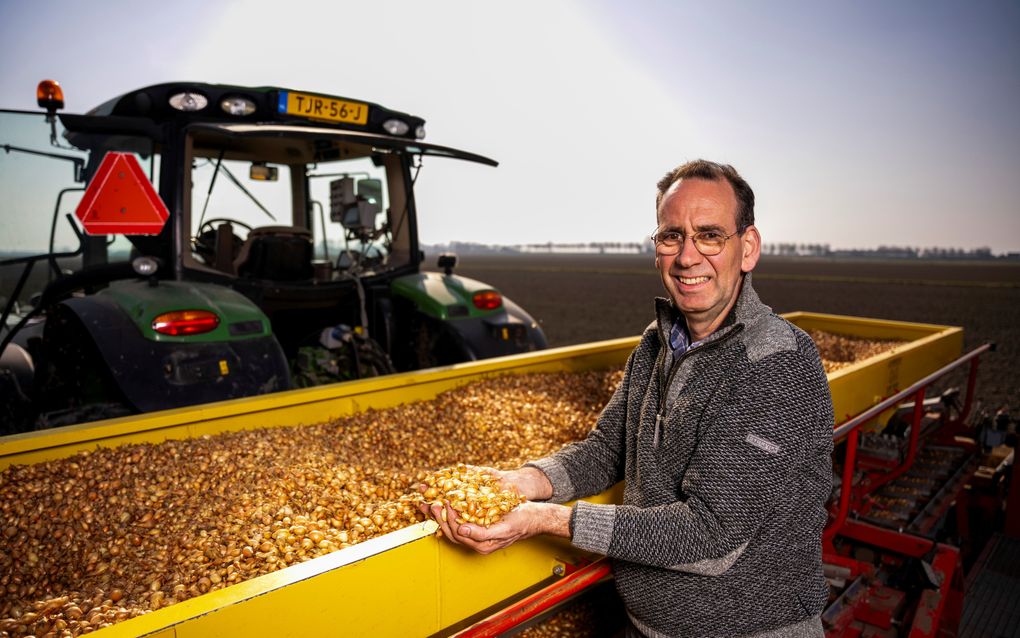 Mardik van der Sluijs heeft de meeste plantuien inmiddels gepoot, dankzij het droge weer van de afgelopen tijd. beeld Cees van der Wal